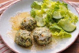 Semmelknödel mit Salat