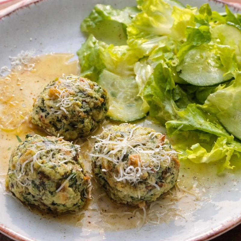 Semmelknödel mit Salat